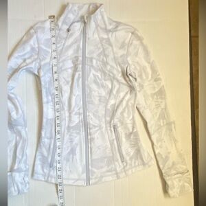 lululemon Define Jacket In A Size 6. Excellent condition.